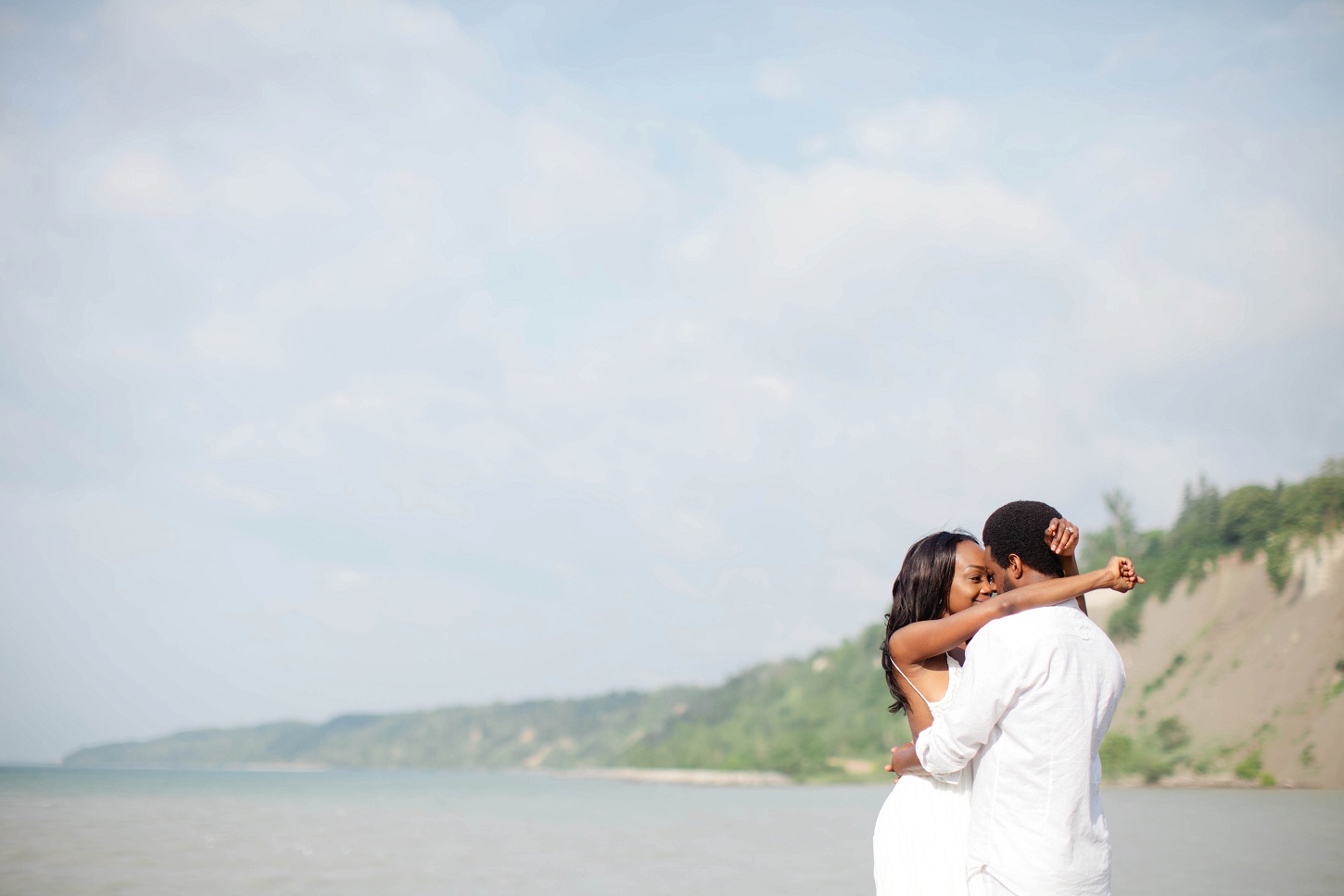all-white-engagement-session08