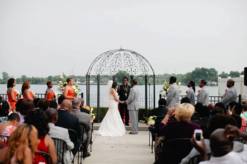 roostertail-detroit-outdoor-wedding-ceremony