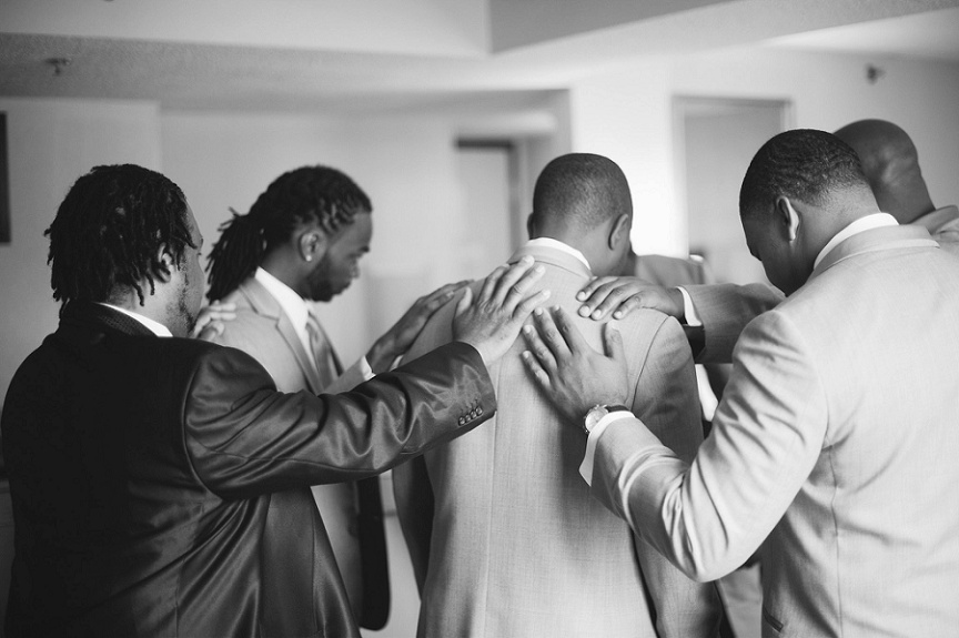 groomsmen-prayer