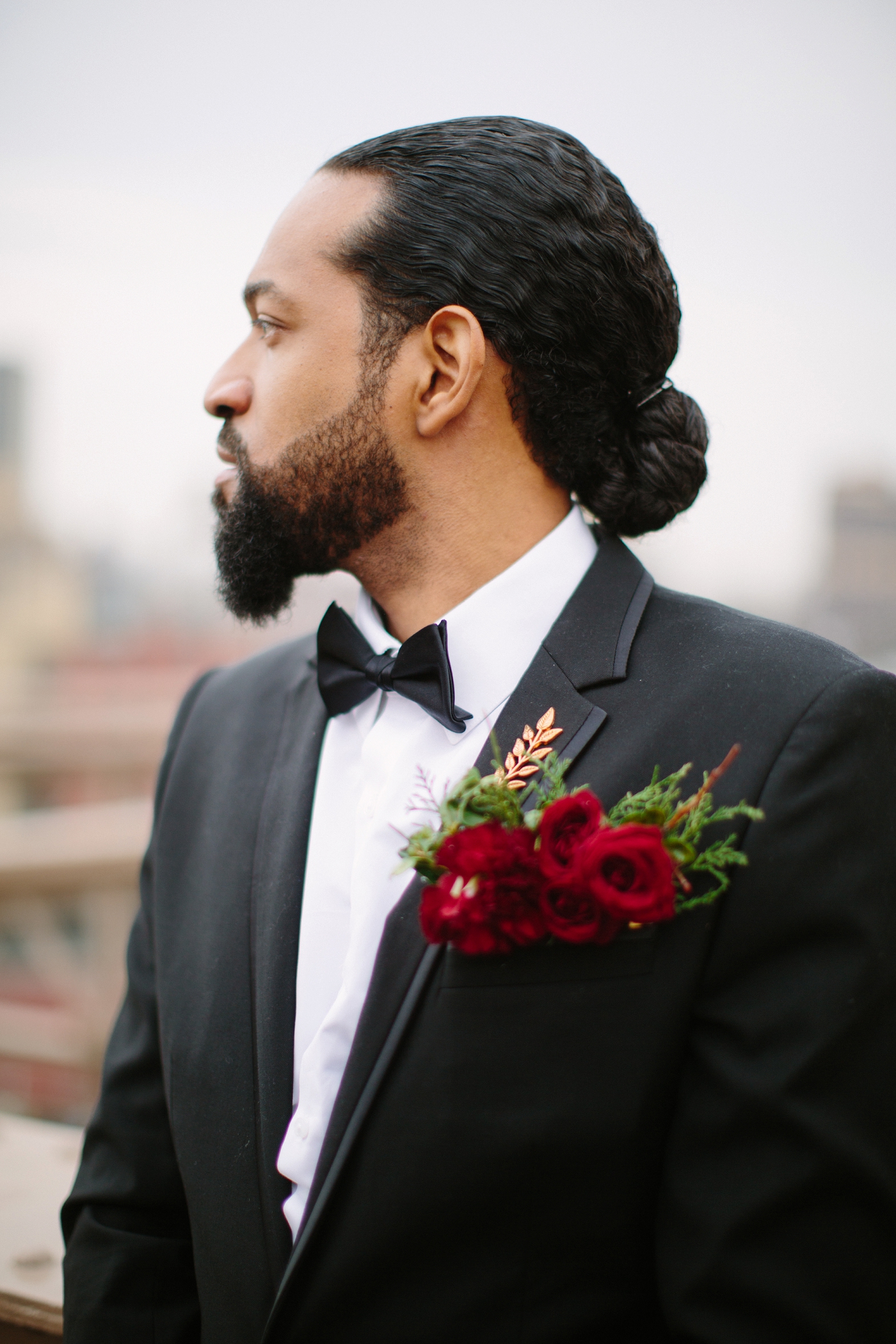 Brooklyn bridge groom photos by Samantha Clarke Photography