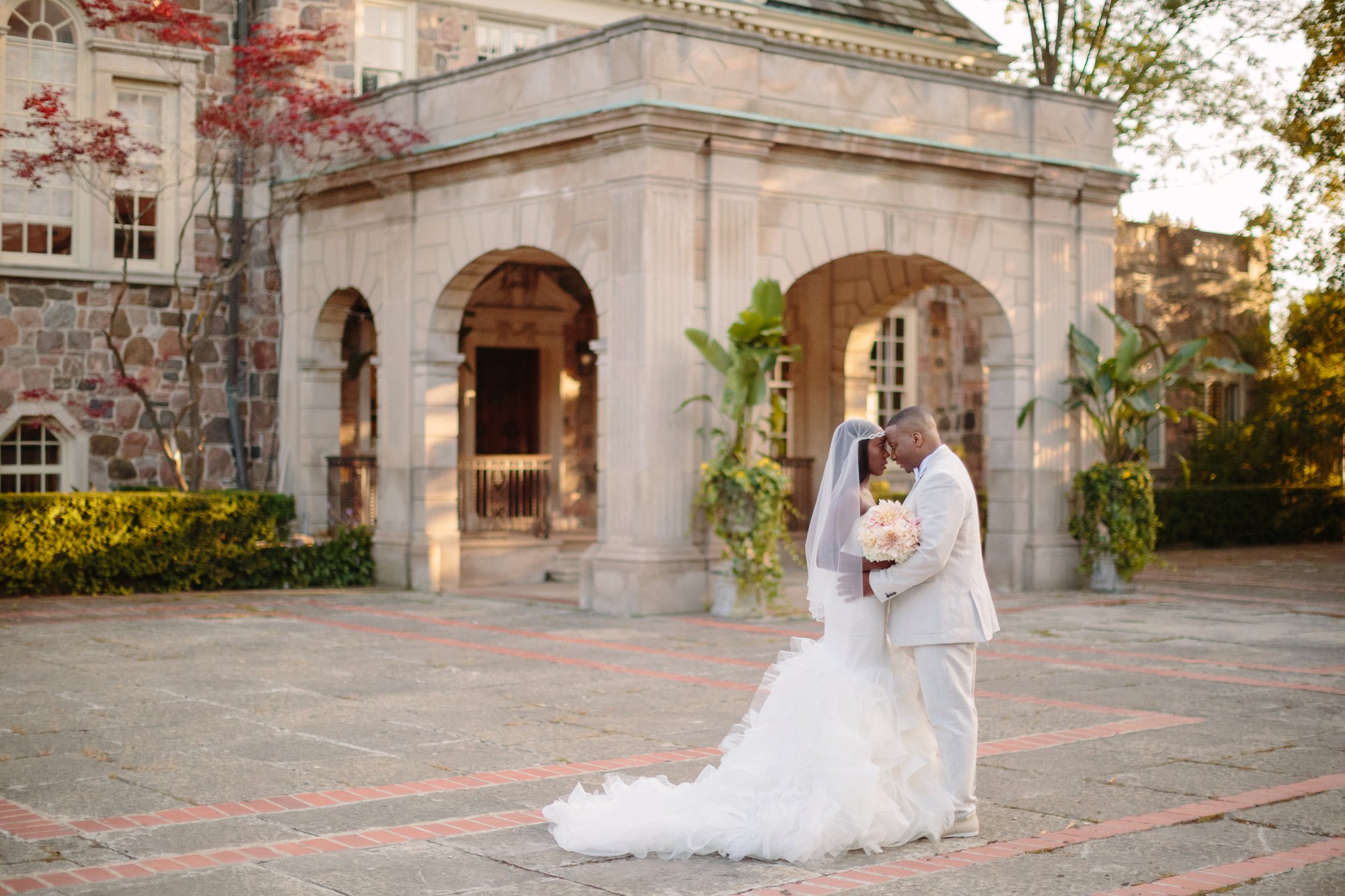 wedding pictures outside of graydon hall manor