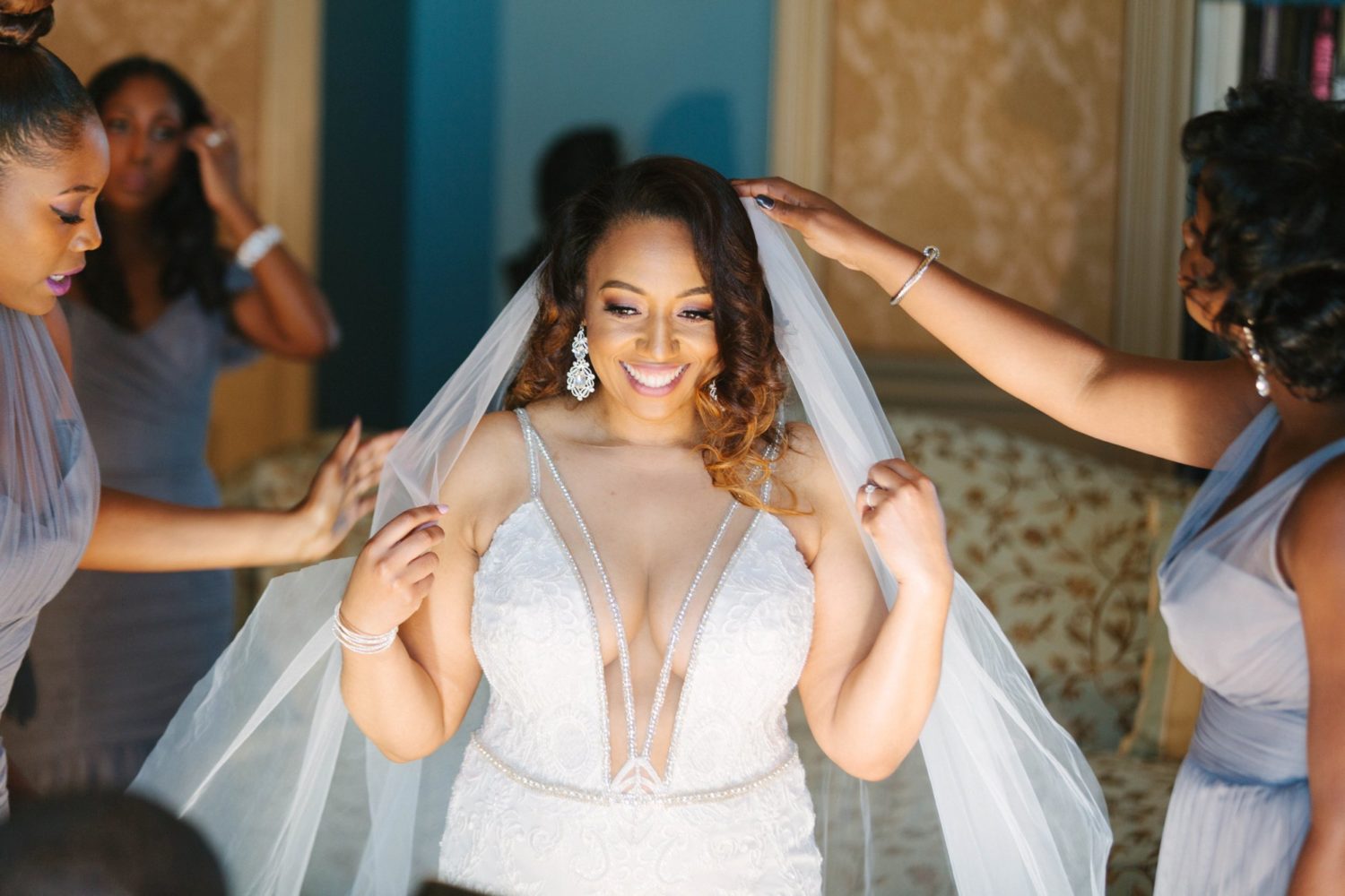 New York bride getting ready, Oheka Castle, New York