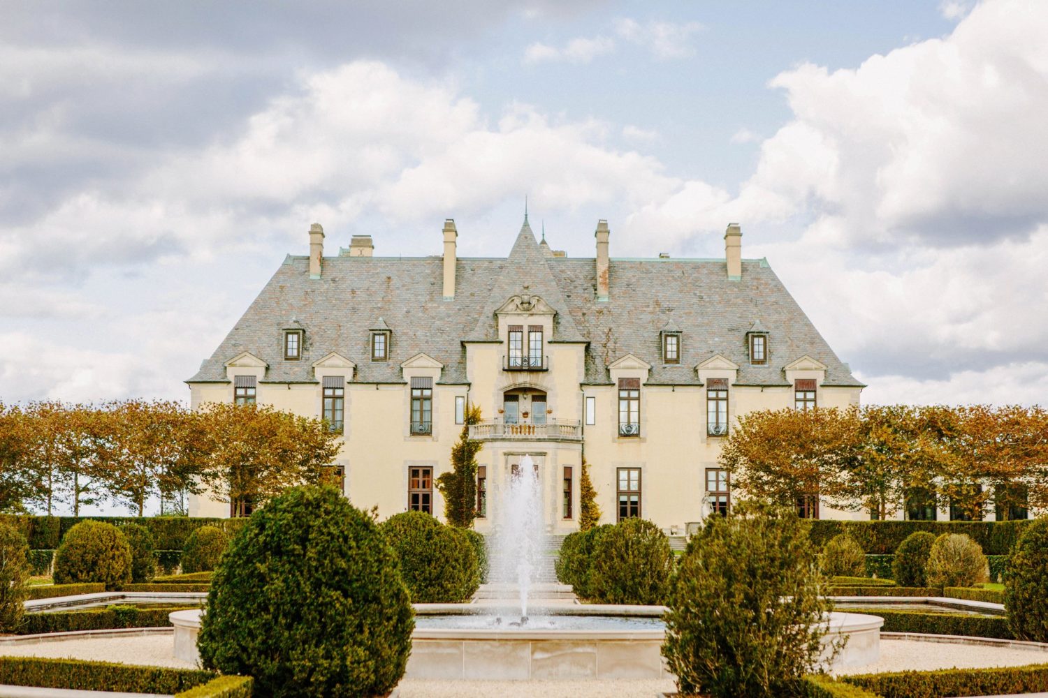 Outside photo of Oheka castle and the garden fountain
