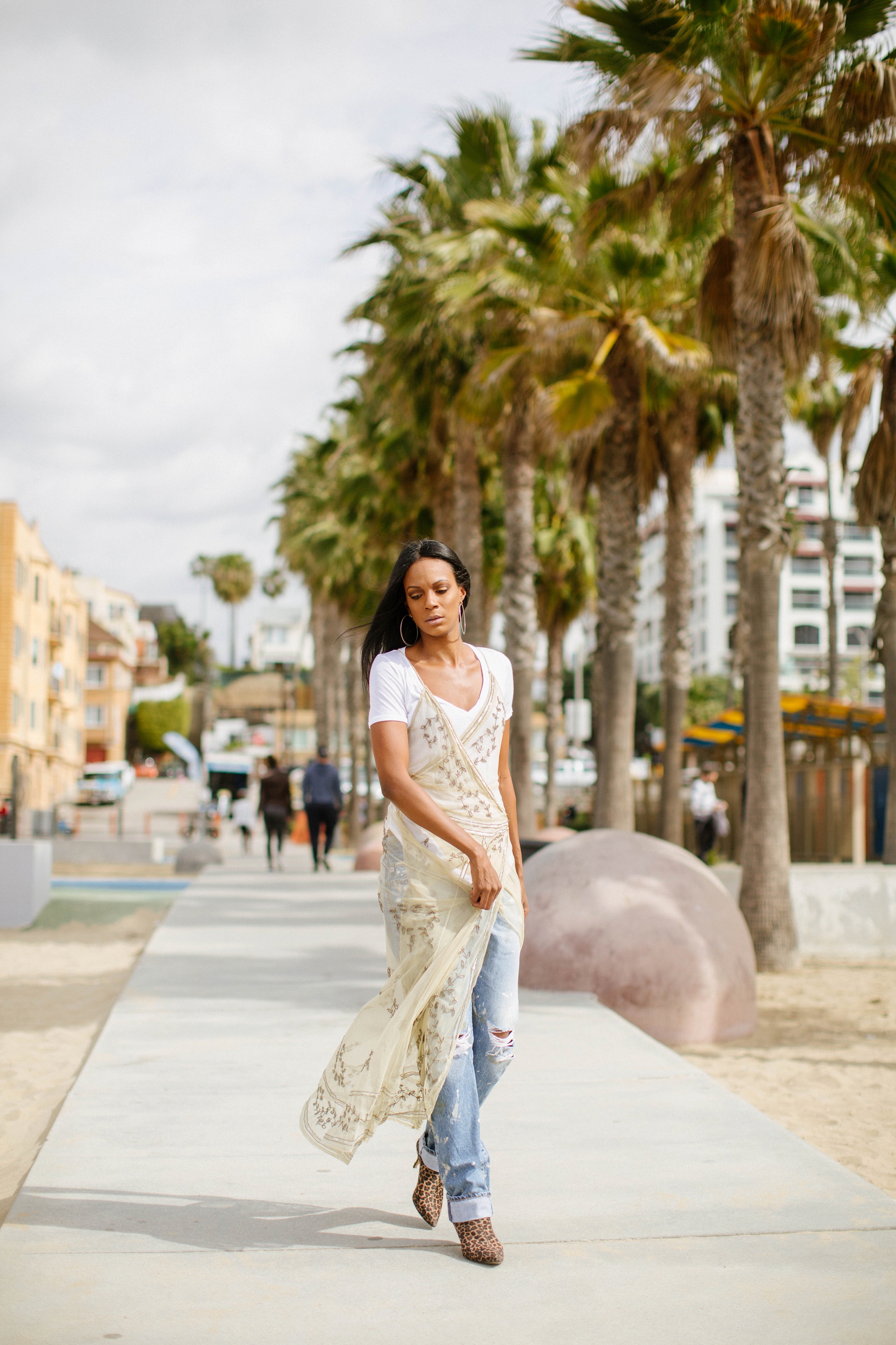 Ripped jeans and t-shirt street style